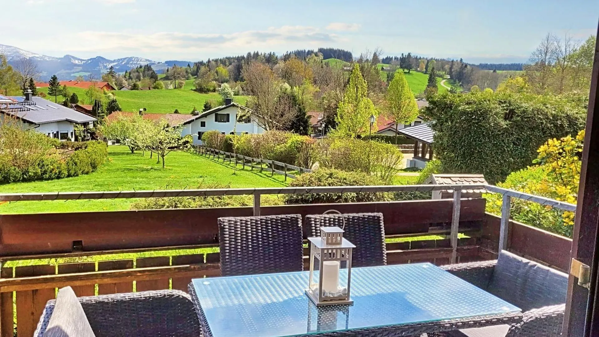 Lindners Hideaways - Bergnest Lodge - Bergblick Fewo 6 Pers Balkon Garten Hund Ski Unterkunft Luftkurort Oberreute Naehe Buchenegger Wasserfaelle Eistobel Bodensee Germany